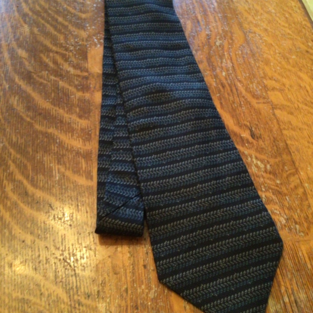 Mens DKNY NWOT Charcoal leaf print 100% silk necktie - Picture 3 of 6